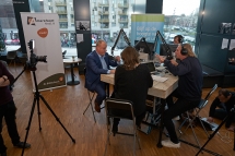 Marc Visch (NPLO) in gesprek met presentatoren Mirjam Barendregt en Jelle Koolstra over lokale omroepen